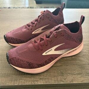Brooks Levitate 4 size 8 medium